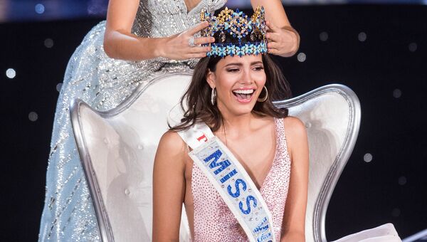 Мисс мира 2015 Мирейя Лалагуна Ройо передает корону победительнице Мисс мира 2016 Стефани Дель Валле