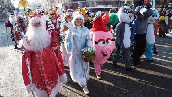 Участники праздничного шествия Дедов Морозов, Снегурочек и сказочных персонажей в Краснодаре