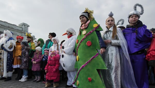 Участники новогоднего парада Дедов Морозов на открытии конкурса Санта Клаус отдыхает - на арене Дед Мороз в Евпатории