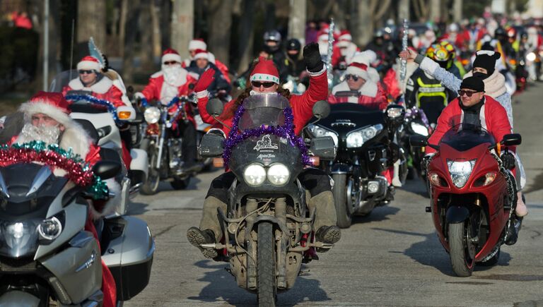 Участники новогоднего парада Дедов Морозов во время конкурса Санта Клаус отдыхает - на арене Дед Мороз в Евпатории