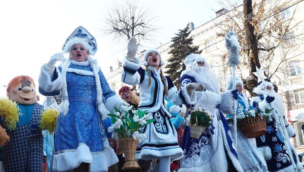 Участники праздничного шествия Дедов Морозов, Снегурочек и сказочных персонажей в Краснодаре