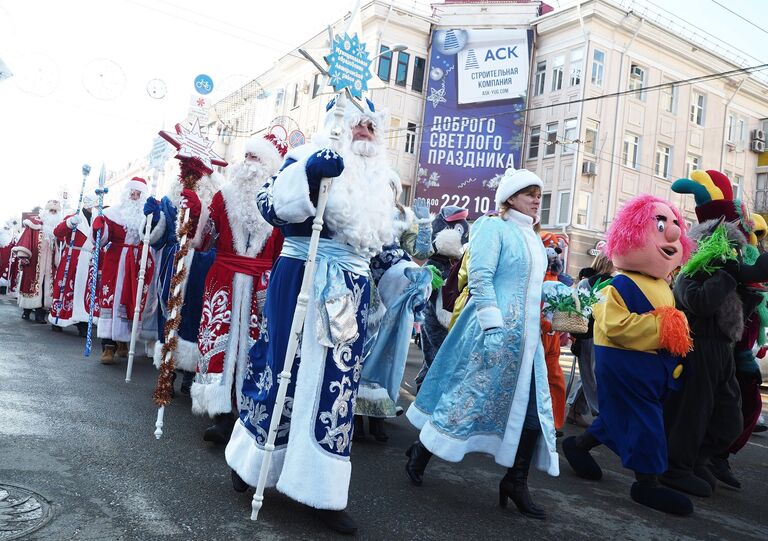 Участники праздничного шествия Дедов Морозов, Снегурочек и сказочных персонажей в Краснодаре