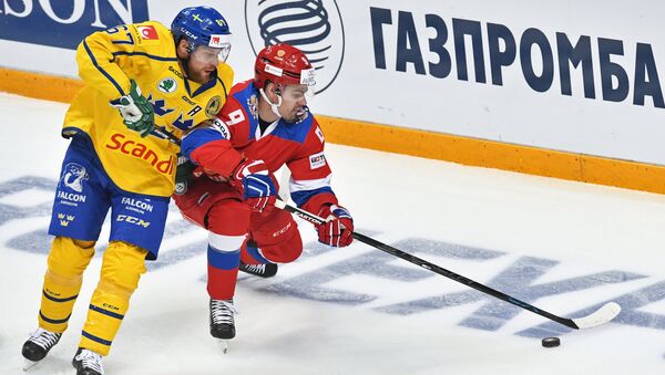 Игрок сборной Швеции Линус Умарк (слева) и игрок сборной России Виктор Антипин в матче первого этапа Еврохоккейтура