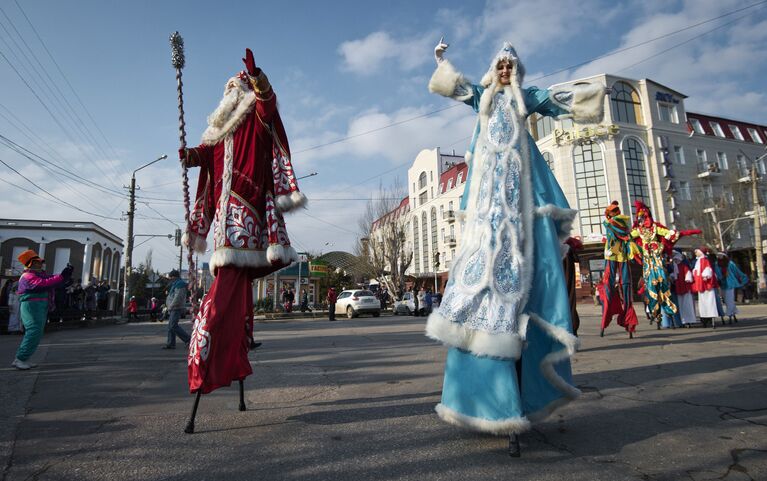 Участники новогоднего парада Дедов Морозов во время конкурса Санта Клаус отдыхает - на арене Дед Мороз в Евпатории