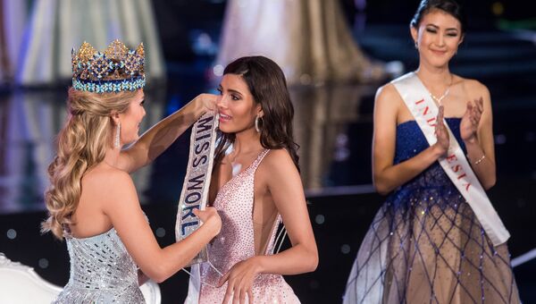Мисс мира 2015 Мирейя Лалагуна Ройо поздравляет победительницу Мисс мира 2016 Стефани Дель Валле