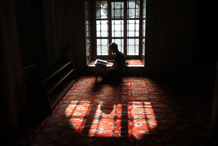 Мужчина за чтением Корана. Стамбул 