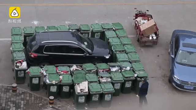 В Китае мусорщик блокировал неправильно припаркованную машину баками