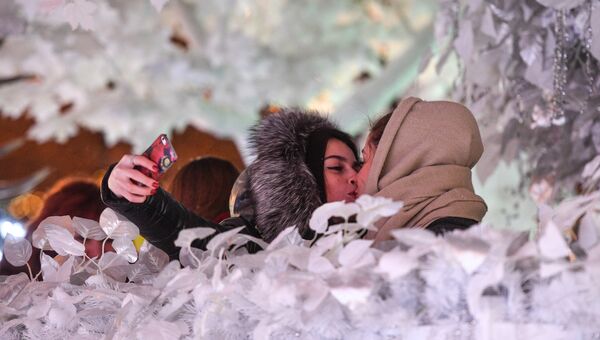 Жители на Пушкинской площади в Москве, где открылся фестиваль Путешествие в Рождество
