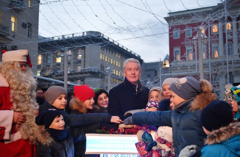 Мэр Москвы Сергей Собянин на церемонии открытия московского фестиваля Путешествие в Рождество на Тверской площади в Москве