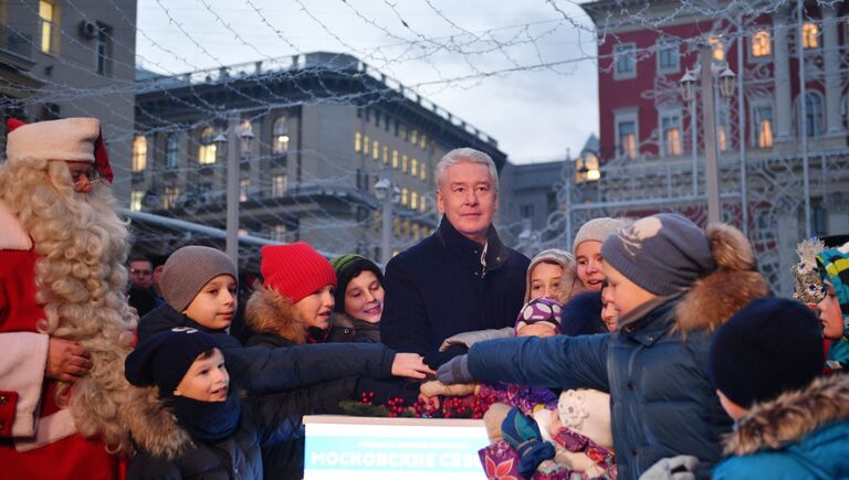 Мэр Москвы Сергей Собянин на церемонии открытия московского фестиваля Путешествие в Рождество на Тверской площади в Москве