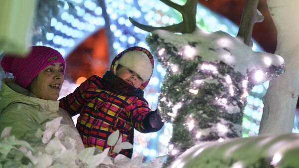 Жители на Пушкинской площади в Москве, где открылся фестиваль Путешествие в Рождество