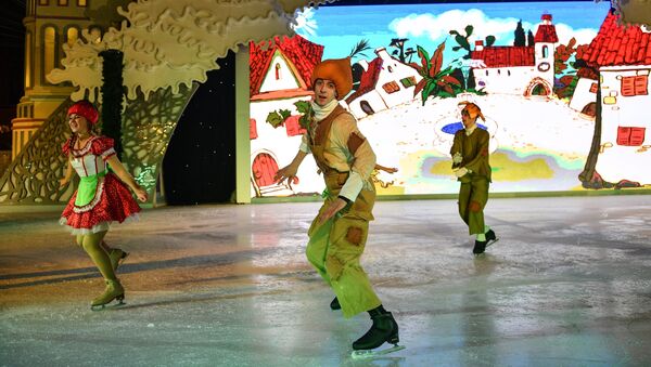 Артисты во время ледового шоу Чиполлино на площади Революции в Москве, где открылся фестиваль Путешествие в Рождество