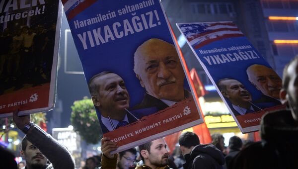 Протестующие с портретами  Фетхуллаха Гюлена и Реджепа Тайипа Эрдогана в Стамбуле. 2013 год