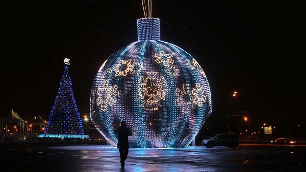 Светодиодный шар высотой 17 метров, установленный в рамках фестиваля Путешествие в Рождество на Поклонной горе в Москве