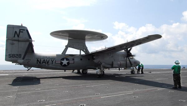 Самолет дальнего радиолокационного обнаружения E-2C Hawkeye на палубе авианосца George Washington в Южно-Китайском море. Архивное фото