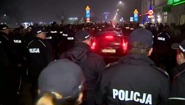 Полицейские охраняли кортеж Качиньского от протестующих в Кракове