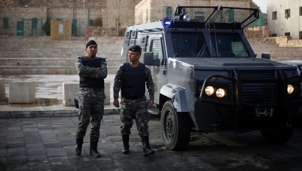 Полицейские после операции по задержанию участников нападения на средневековый замок крестоносцев в городе Эль-Карак на западе Иордании