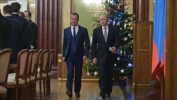 Президент РФ Владимир Путин и председатель правительства РФ Дмитрий Медведев перед началом встречи российского президента с членами правительства РФ. 19 декабря 2016