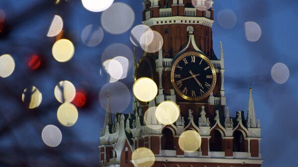 Праздничная иллюминация и Спасская башня Московского Кремля на Красной площади. Архивное фото