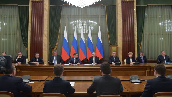 Президент РФ Владимир Путин и председатель правительства РФ Дмитрий Медведев во время встречи российского президента с членами правительства РФ. 19 декабря 2016