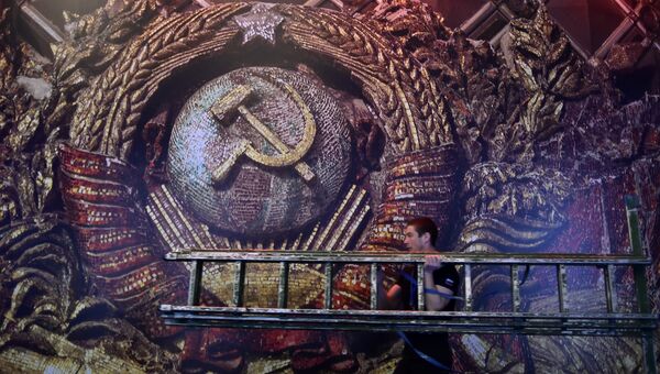 Рабочий с лестницей на фоне изображения герба СССР