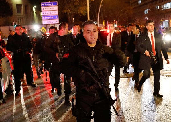 Турецкая полиция в районе галереи в Анкаре, где было совершено нападение на посла России в Турции Андрея Карлова