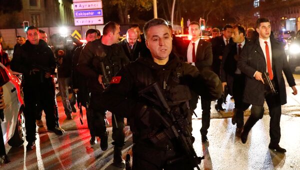 Турецкая полиция в районе галереи в Анкаре, где было совершено нападение на посла России в Турции Андрея Карлова