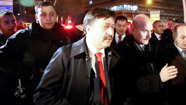 Министр внутренних дел Турции Сулейман Сойлу у галереи в Анкаре, где было совершено нападение на посла России в Турции Андрея Карлова