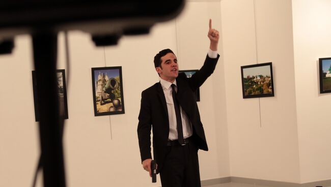 Вооруженный мужчина рядом с телом посла РФ в Турции Андрея Карлова в галерее в Анкаре. Архивное фото