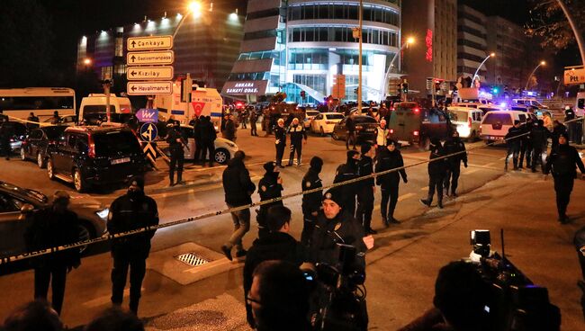 Турецкие полицейские в районе галереи в Анкаре, где было совершено нападение на посла России в Турции Андрея Карлова