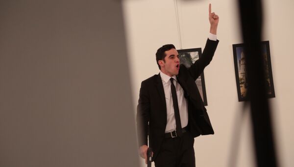 Вооруженный мужчина рядом с телом посла РФ в Турции Андрея Карлова в галерее в Анкаре