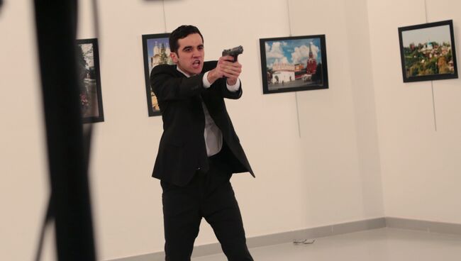 Вооруженный мужчина рядом с телом посла РФ в Турции Андрея Карлова. Архивное фото