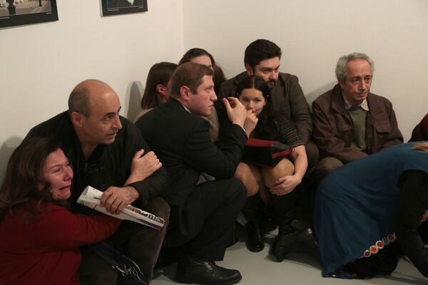 Люди во время нападения на посла РФ в Турции Андрея Карлова в галерее Анкары
