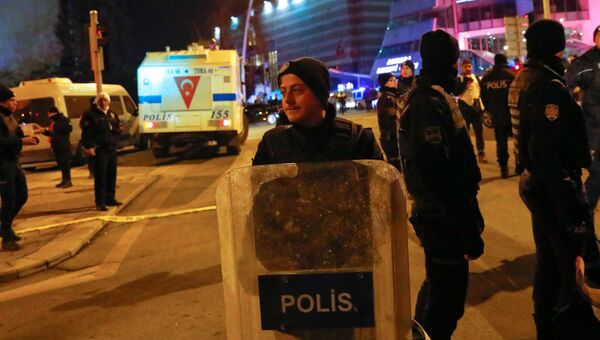 Турецкие полицейские в районе галереи в Анкаре, где было совершено нападение на посла России в Турции Андрея Карлова