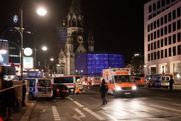 Автомобили полиции и скорой помощи у церкви Кайзера Вильгельма на Брайтшайдплац в Берлине, неподалеку от которой 19 декабря грузовик протаранил рождественскую ярмарку