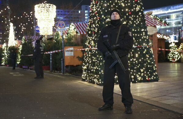 Полиция на месте трагедии, где грузовик протаранил рождественскую ярмарку в Берлине, Германия