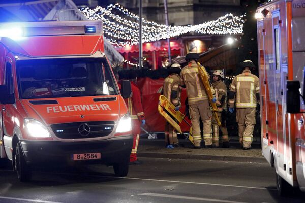 Спасатели на месте трагедии, где грузовик протаранил рождественскую ярмарку в Берлине, Германия