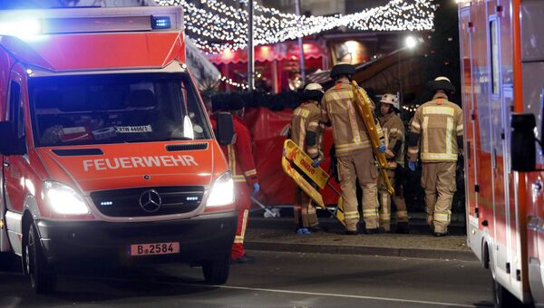 Спасатели на месте трагедии, где грузовик протаранил рождественскую ярмарку в Берлине, Германия