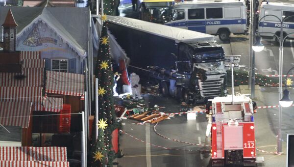 На месте трагедии, где грузовик протаранил рождественскую ярмарку в Берлине, Германия