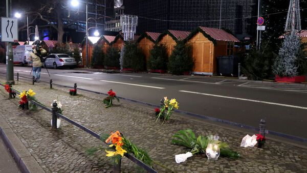 Цветы на месте трагедии, где грузовик протаранил рождественскую ярмарку в Берлине, Германия