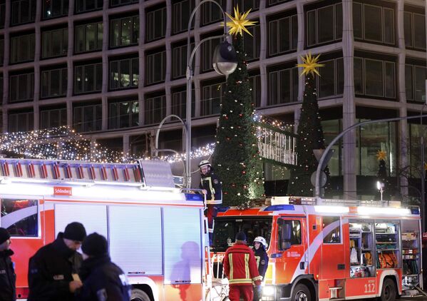 Пожарные на месте трагедии, где грузовик протаранил рождественскую ярмарку в Берлине, Германия
