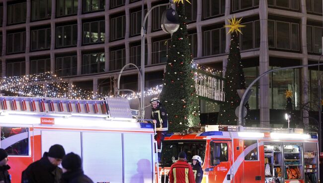Пожарные на месте трагедии, где грузовик протаранил рождественскую ярмарку в Берлине, Германия