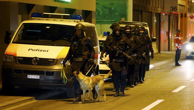 Полиция на месте нападения на исламский молитвенный центр в Цюрихе, Швейцария