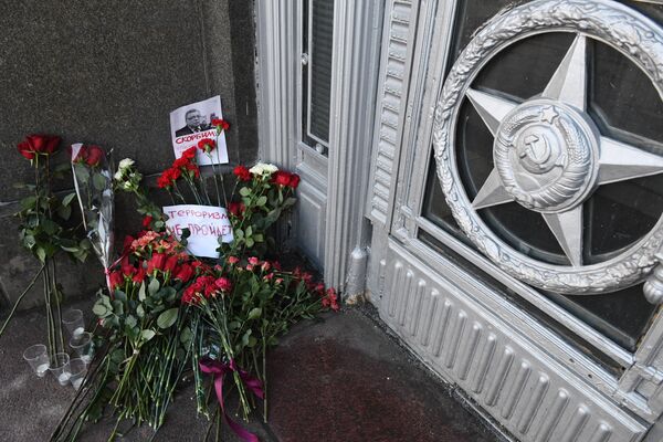 Цветы у здания министерства иностранных дел РФ в связи с гибелью посла России в Турции Андрея Карлова. 20 декабря 2016