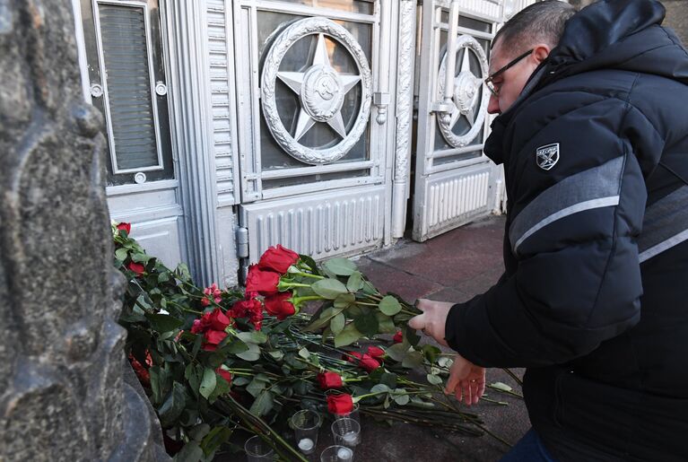 Мужчина возлагает цветы у здания министерства иностранных дел РФ в связи с гибелью посла России в Турции Андрея Карлова