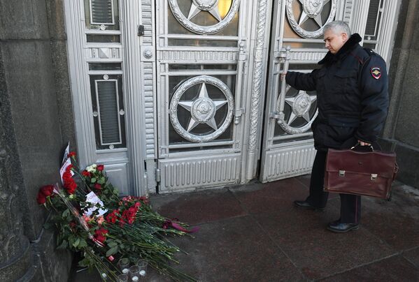 Цветы у здания министерства иностранных дел РФ в связи с гибелью посла России в Турции Андрея Карлова