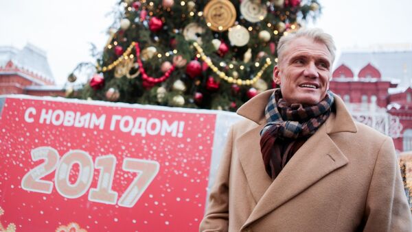 Дольф Лундгрен во время посещения фестиваля Путешествие в Рождество в Москве