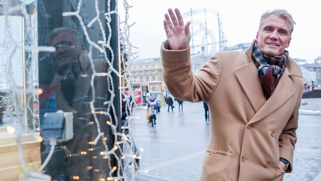 Дольф Лундгрен во время посещения фестиваля Путешествие в Рождество в Москве