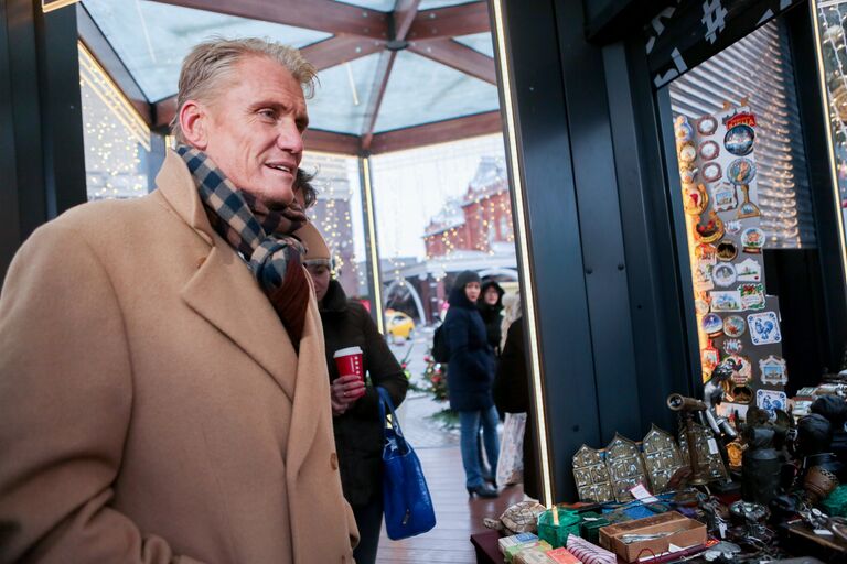 Дольф Лундгрен во время посещения фестиваля Путешествие в Рождество в Москве Дольф Лундгрен во время посещения фестиваля Путешествие в Рождество в Москве