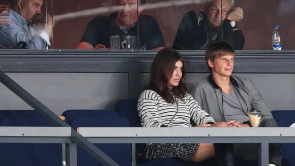 Футболист Андрей Аршавин и его спутница Алиса Казьмина на трибуне стадиона Ледового дворца